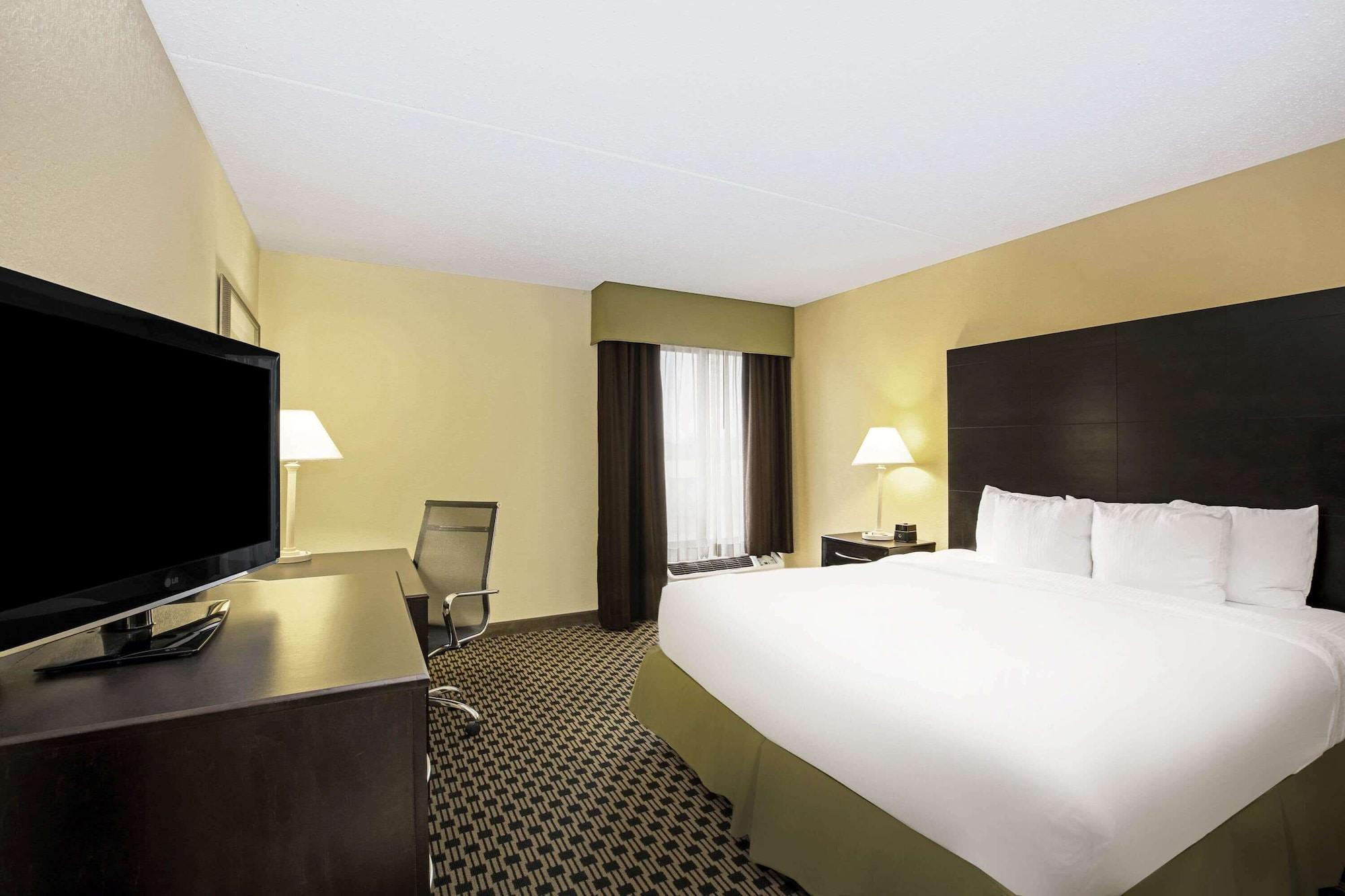 Hotel La Quinta By Wyndham Salina Extérieur photo