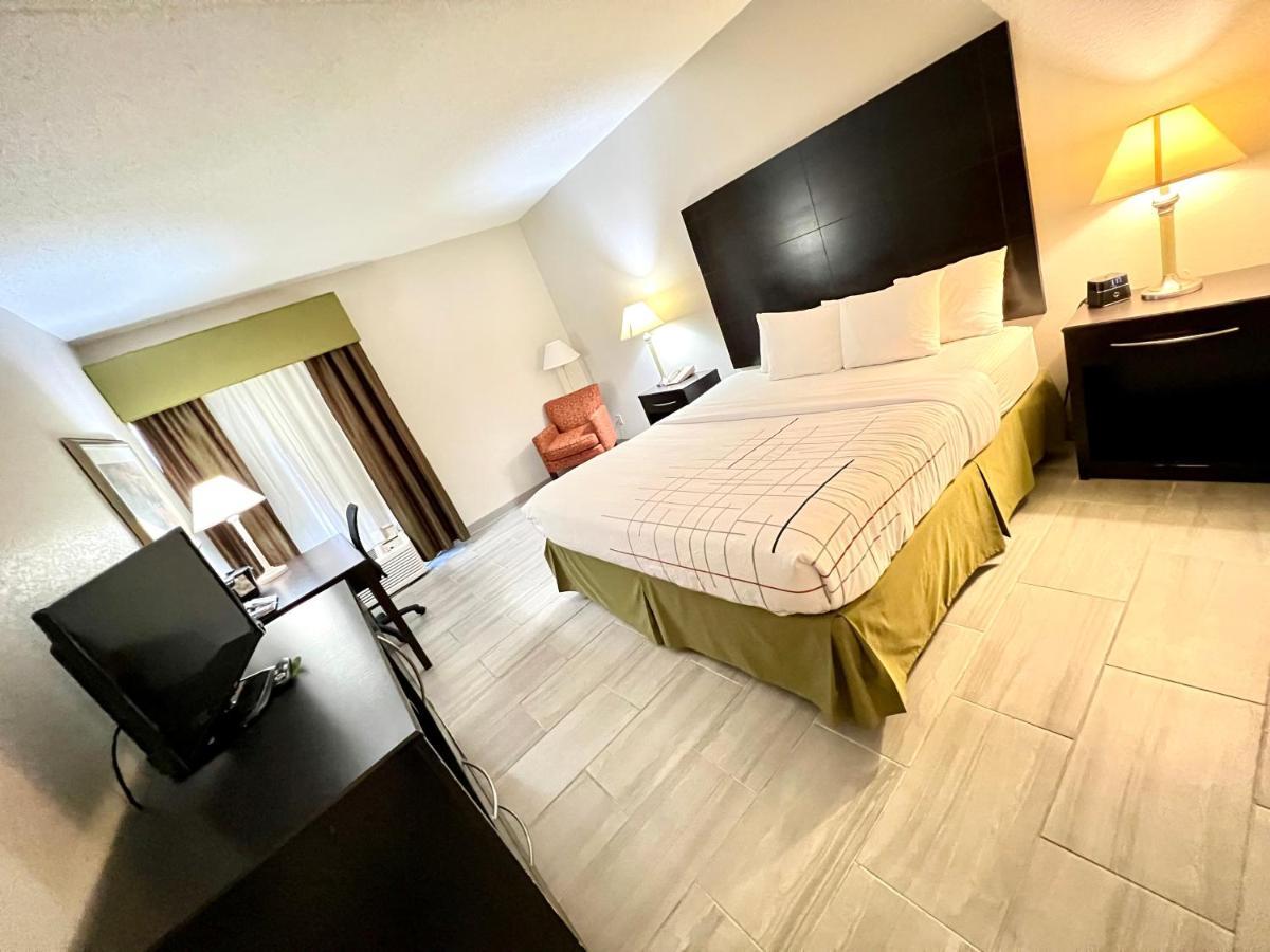 Hotel La Quinta By Wyndham Salina Extérieur photo