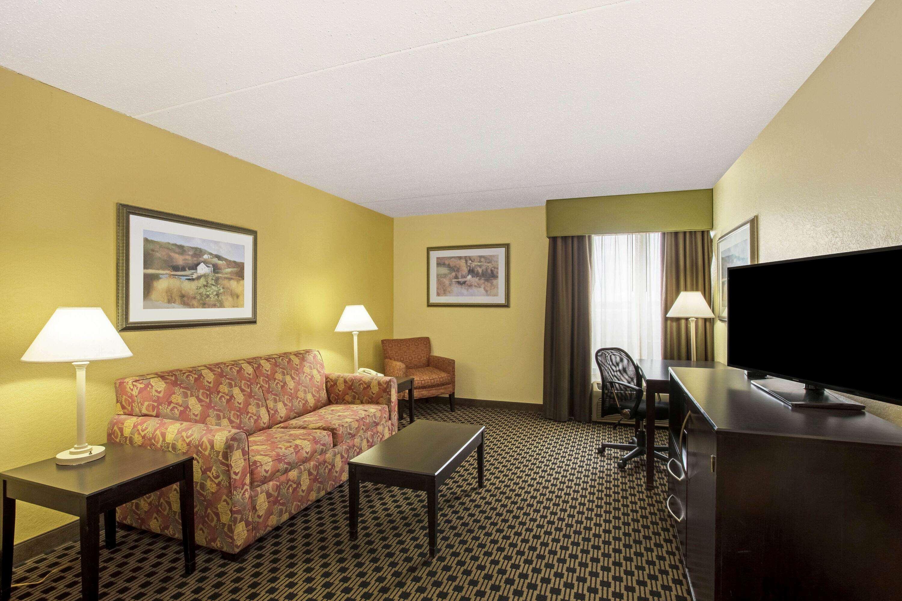 Hotel La Quinta By Wyndham Salina Extérieur photo