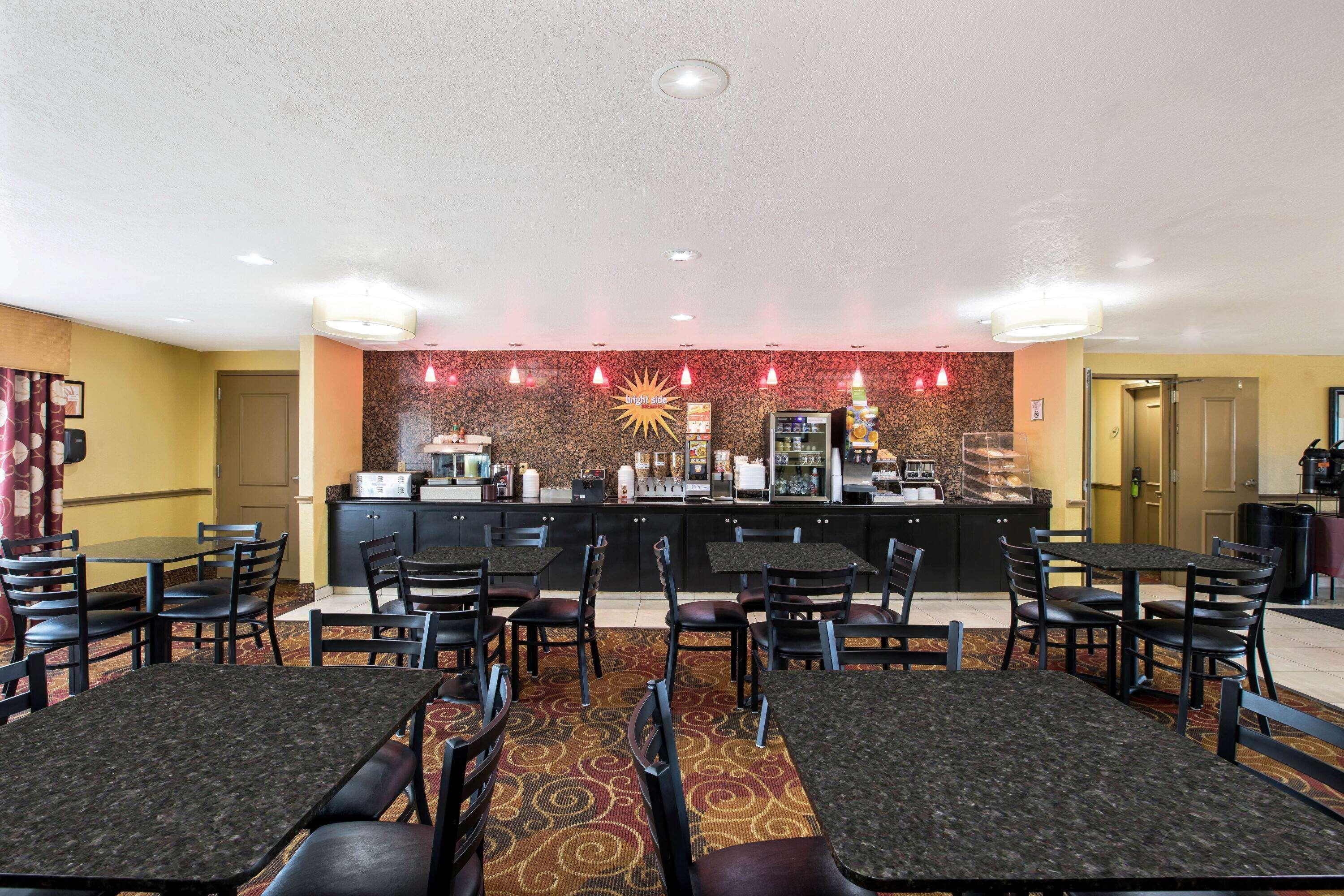 Hotel La Quinta By Wyndham Salina Extérieur photo